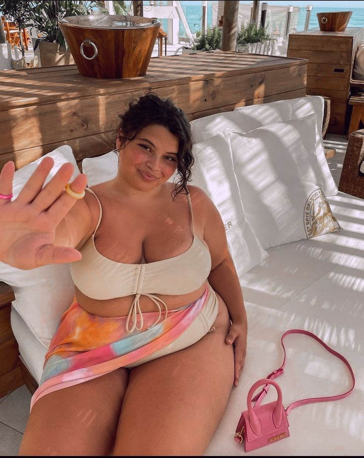 Femme en bikini, confiante au bord de la plage, beauté sans filtre