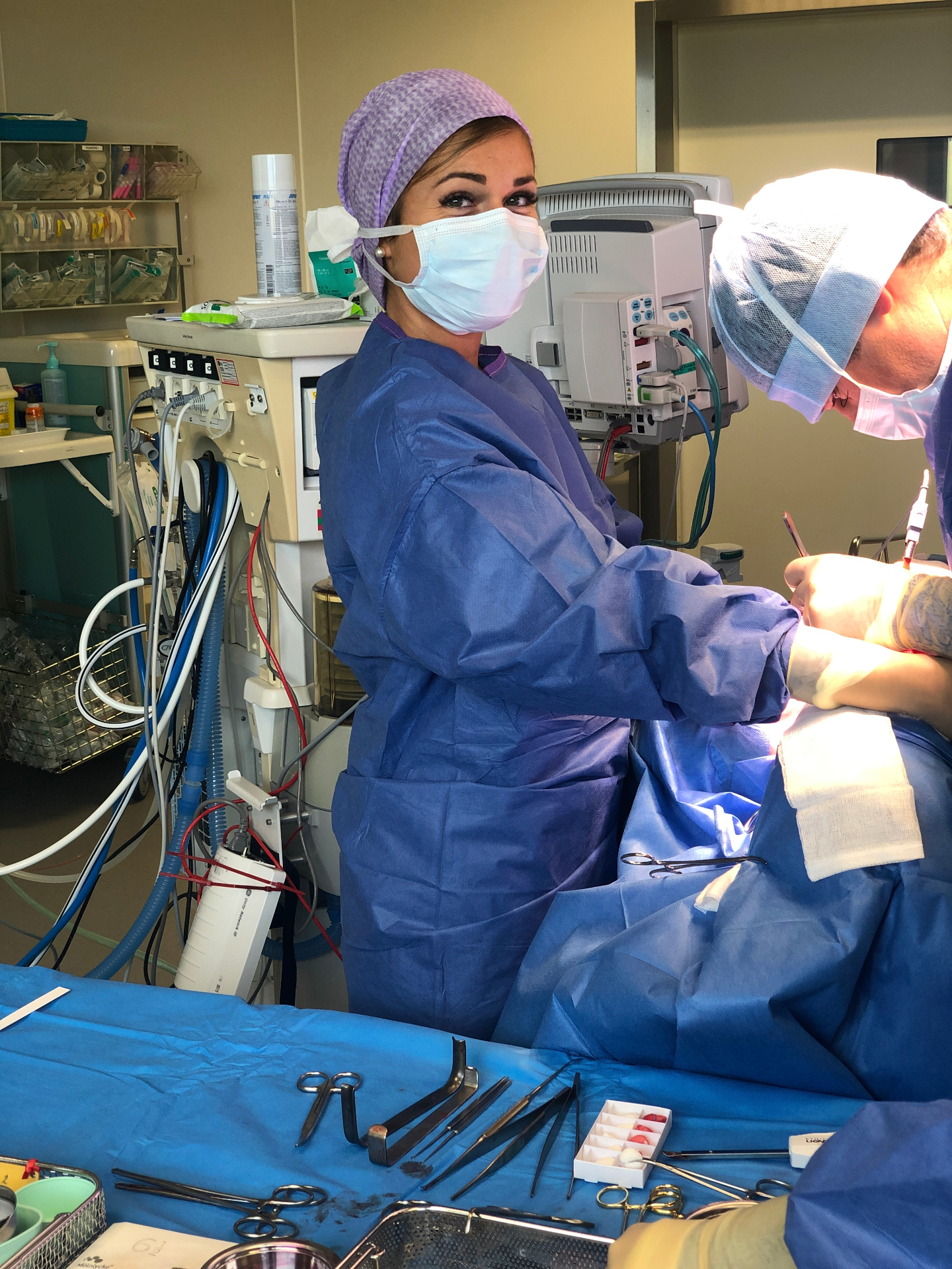 Amandine en blouse d'infirmière au bloc opératoire