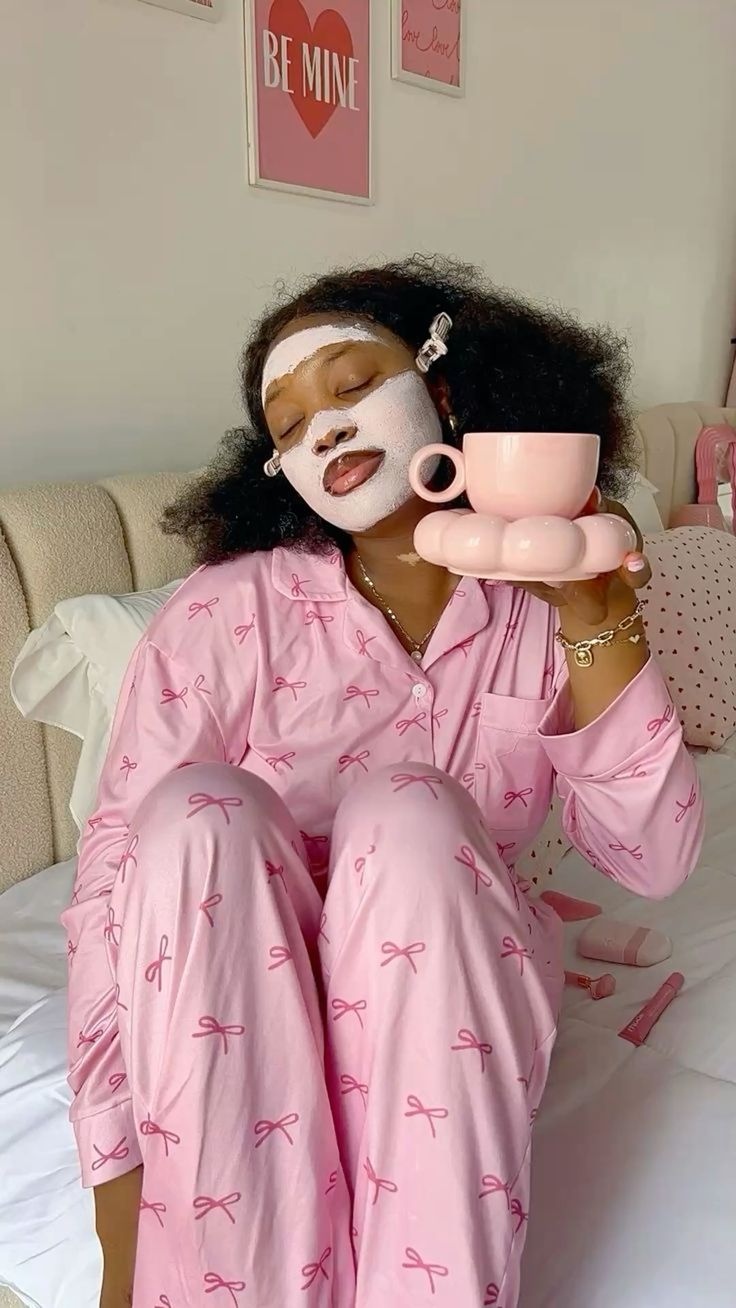 Femme en cocooning, en pyjama, prenant soin d'elle