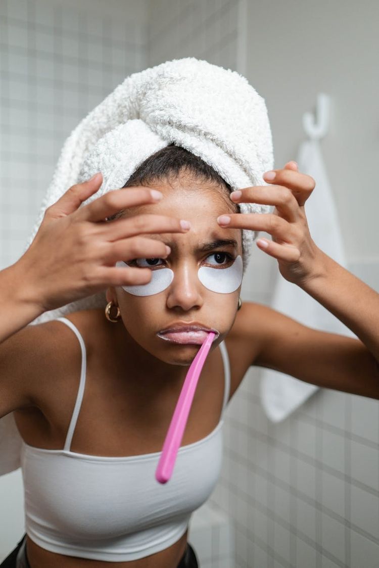 Femme au naturel dans la salle de bain, vraie et sans artifice